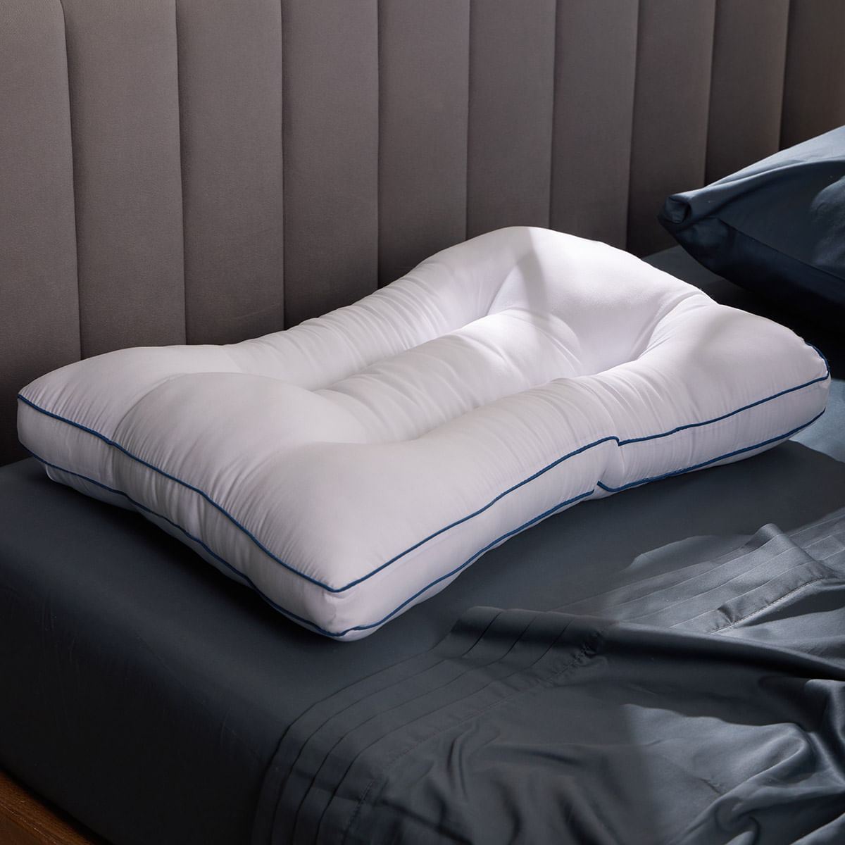 Almohada Plus (+) Cervicalm Contorno De Cuello Soporte Medio - Firme 47 x 67 cm - Distrihogar
