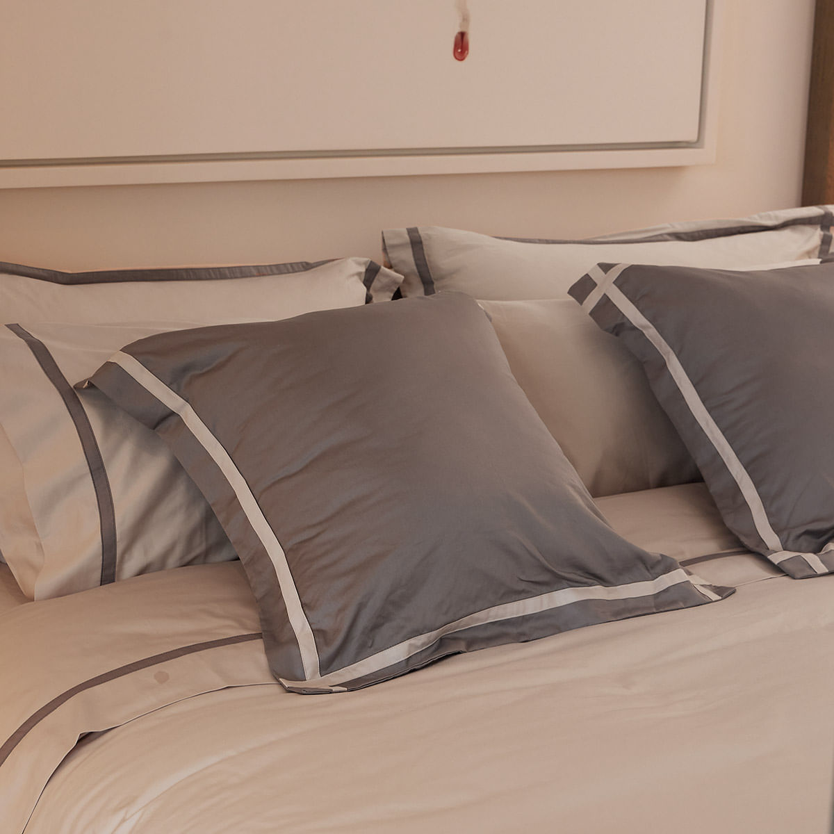 Cojín Hotel Experience 400 Hilos 100% Algodón Sicilia Gris - Arena 60 x 60 cms - Distrihogar